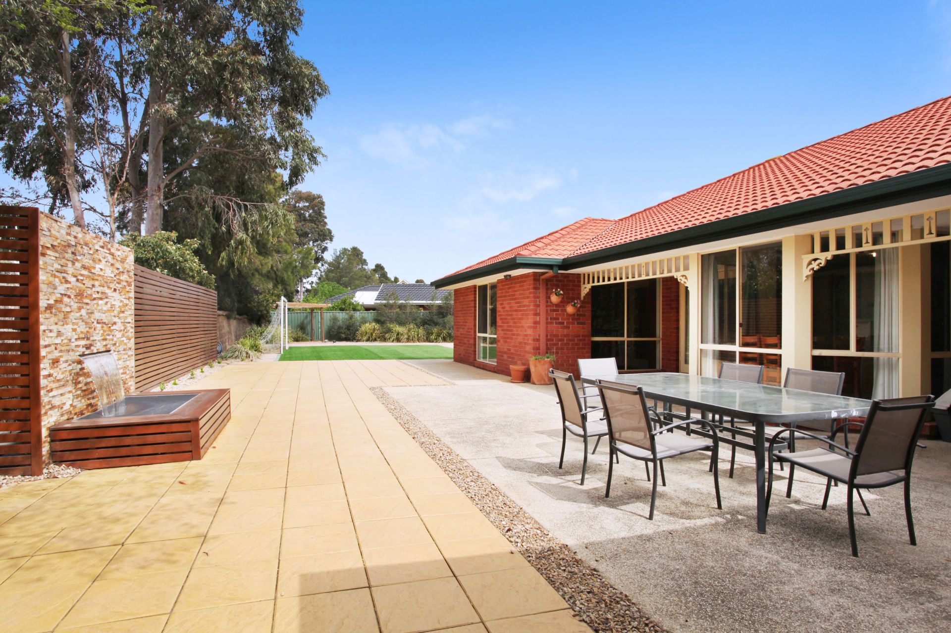 8 Learmonth Court, CAROLINE SPRINGS Sweeney Estate Agents