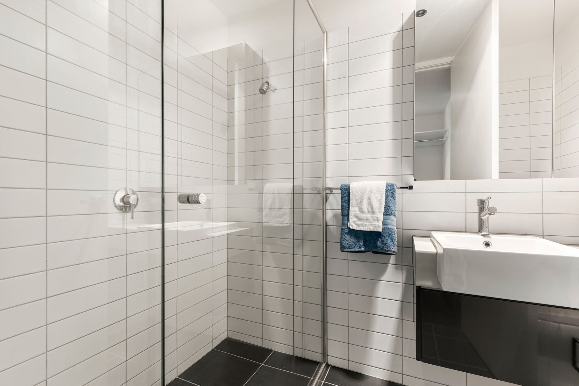 Light and Bright 2 Bedroom Apartment in Convenient Location