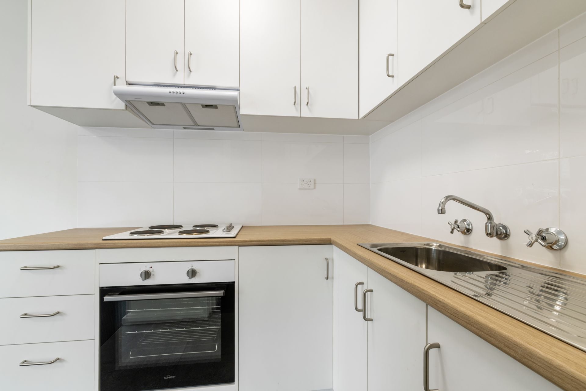 Excellent Location Close to High Street Trams & Shops!