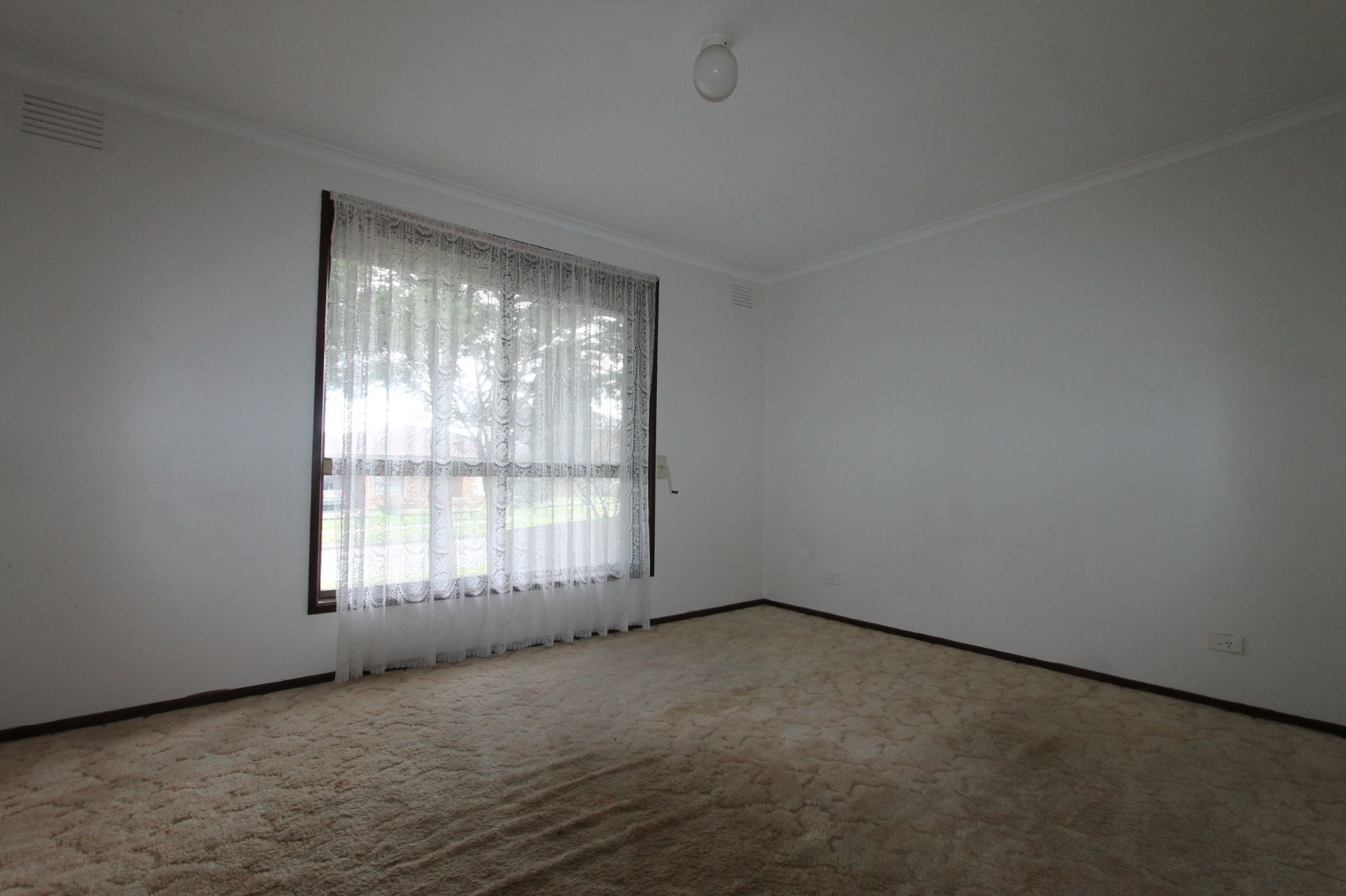 LOCATION, LOCATION, LOCATION!! * GARDENER INCLUDED *