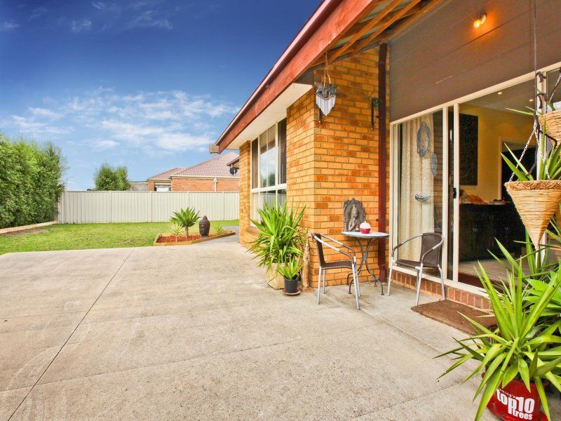 11 Lauricella Place, Caroline Springs - Thumbnail 8