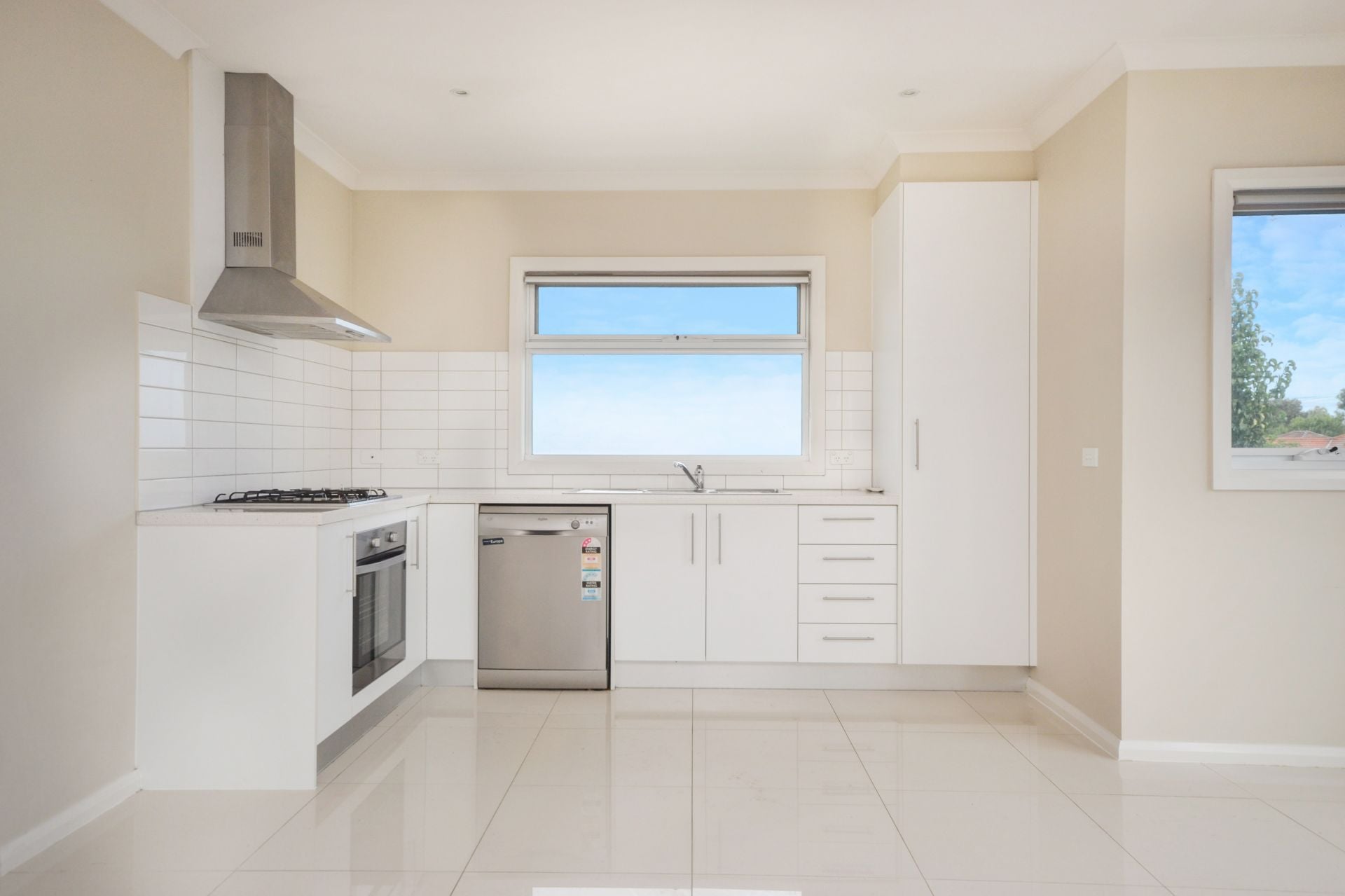 LOOKING FOR MODERN SOPHISTICATION? YOUR SEARCH IS OVER!
