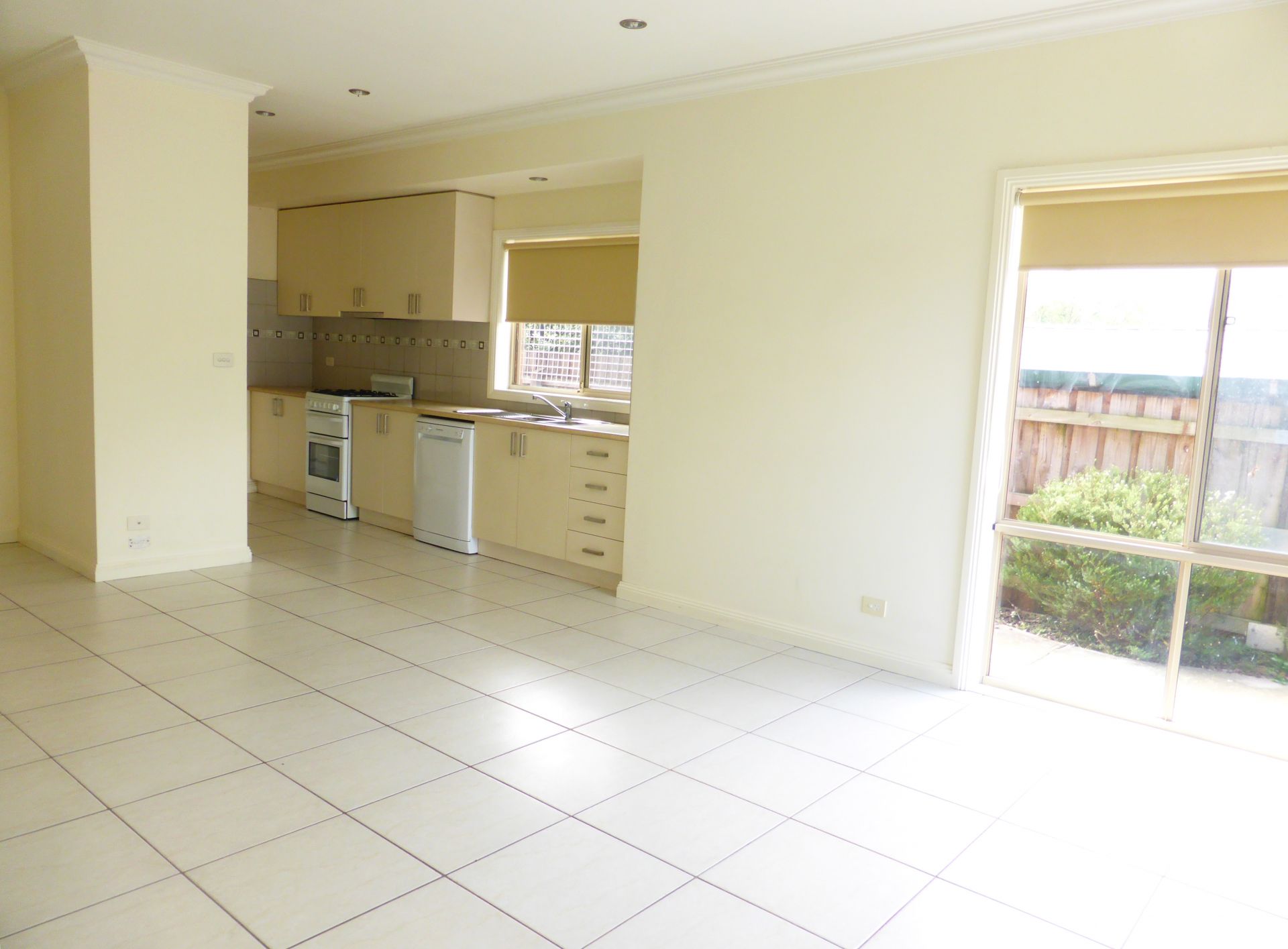 Immaculate 3 bedroom unit for filling all your desires!