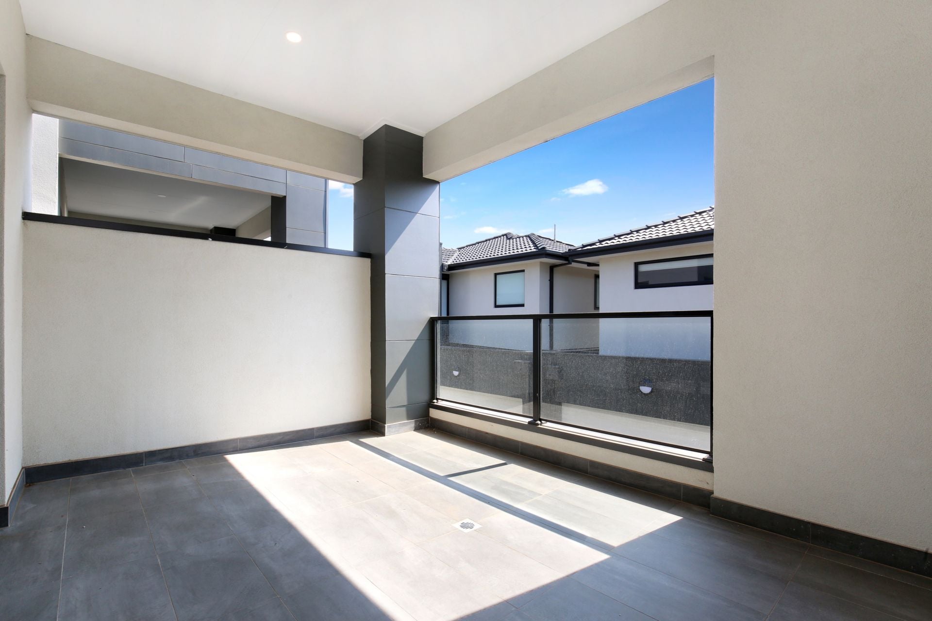 Large Townhouse In Prime Location!