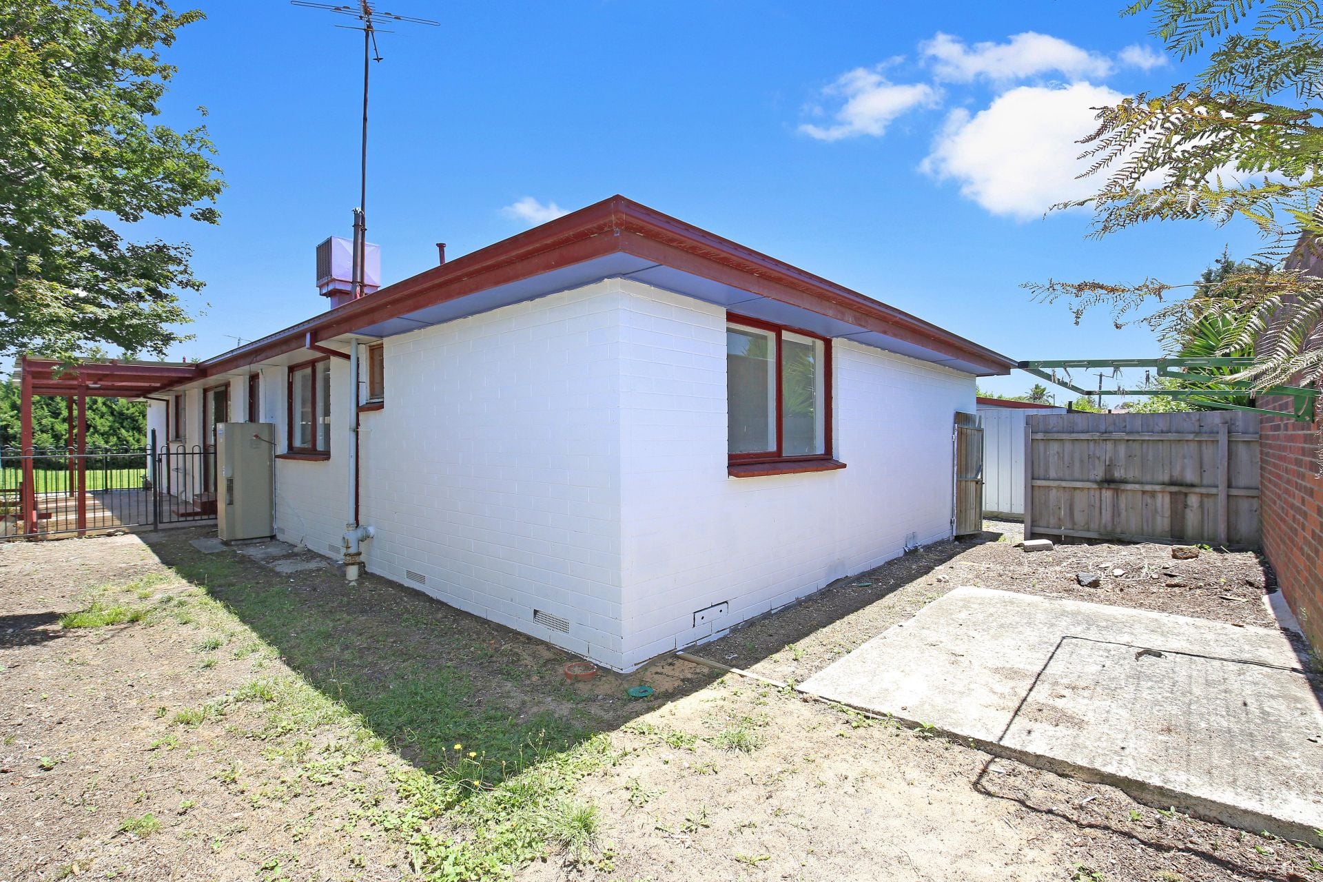 FAMILY HOME & DESIRABLE LOCATION
