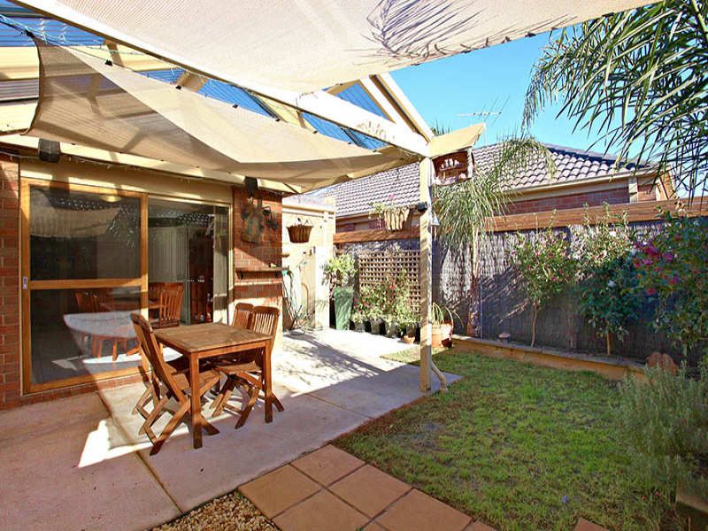 19 Tiffany Grove SOUTH MORANG, South Morang - Thumbnail 2