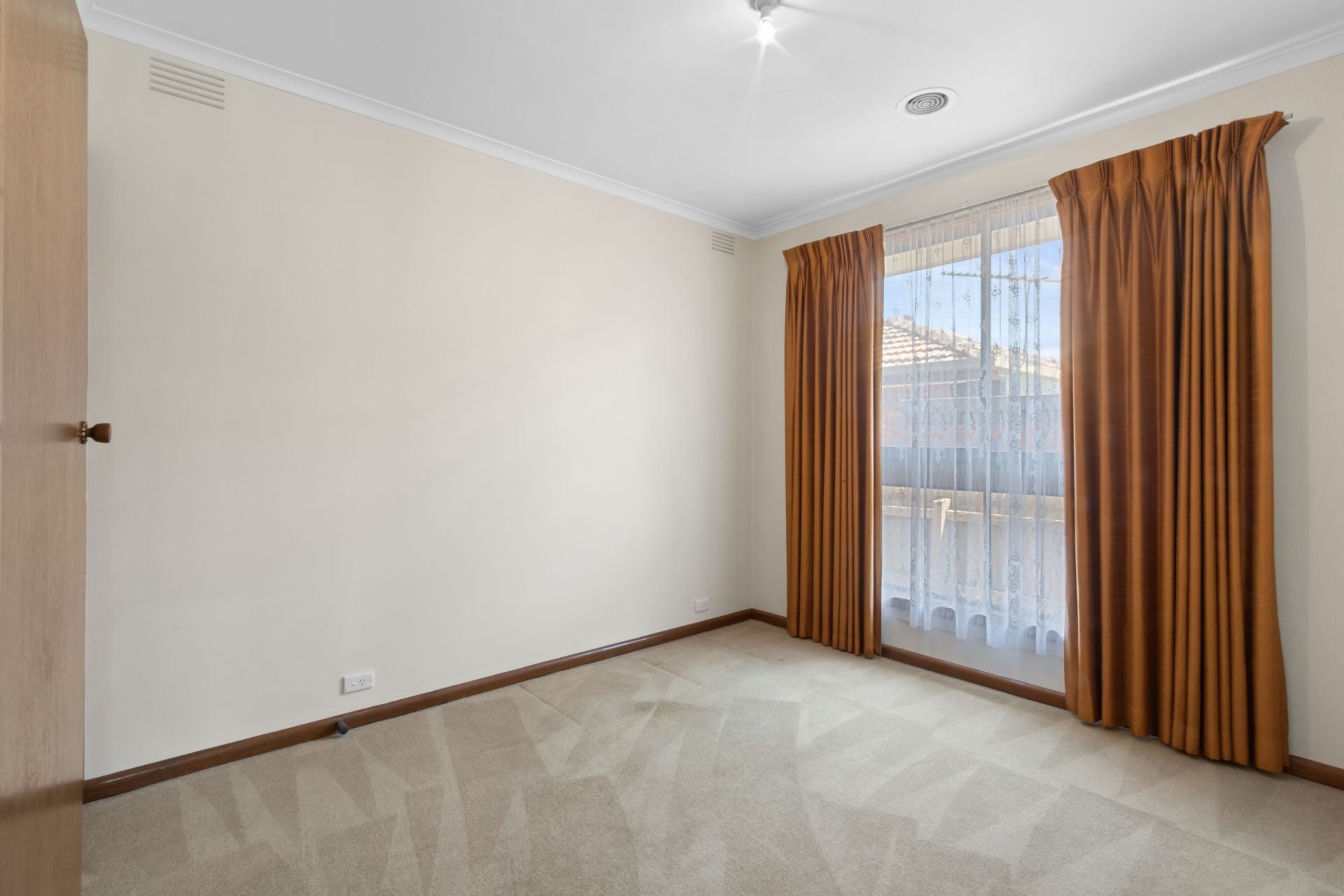 Immaculate unit in ideal locale