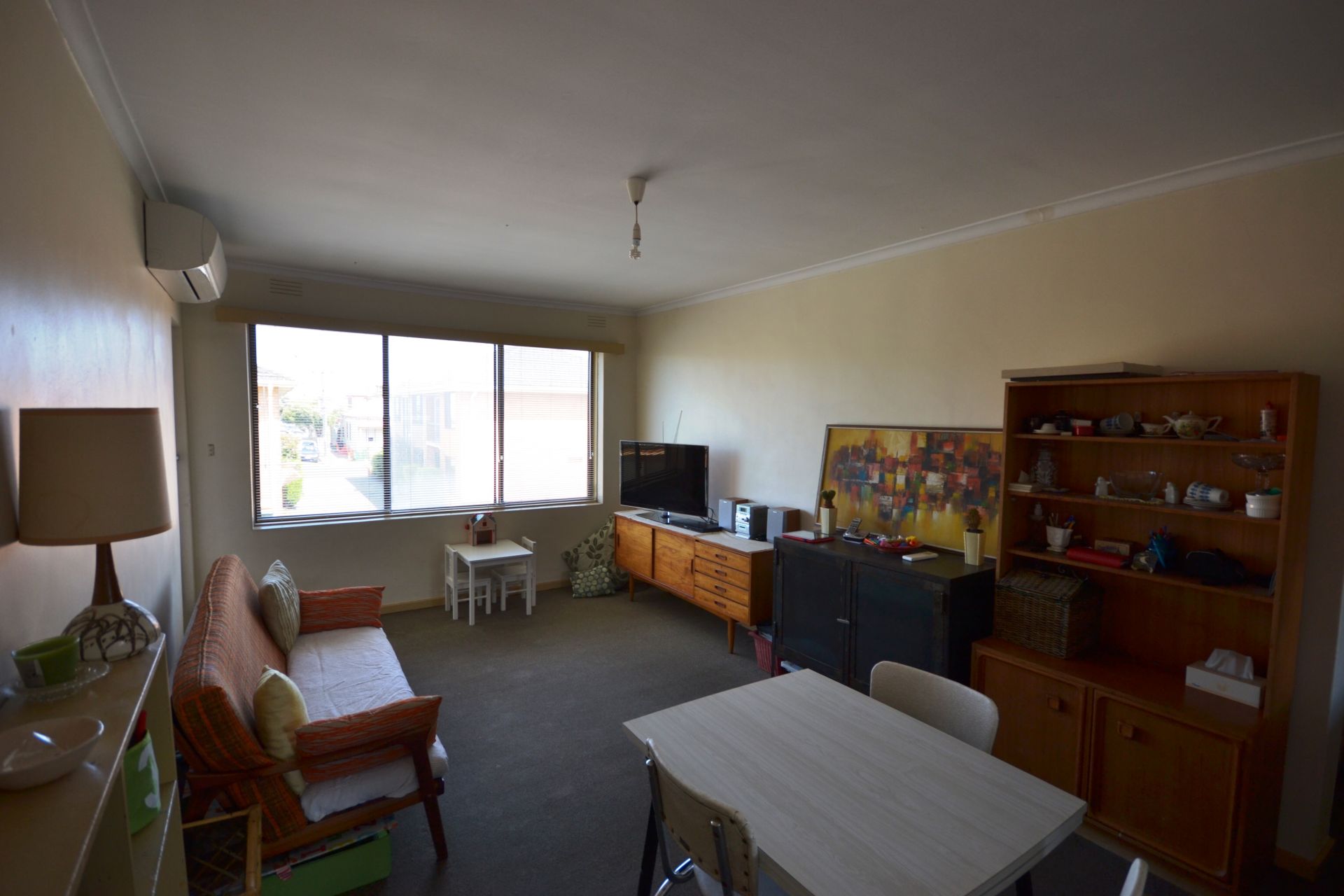 SPACIOUS FIRST FLOOR APARTMENT - LOADS OF SUNLIGHT!!