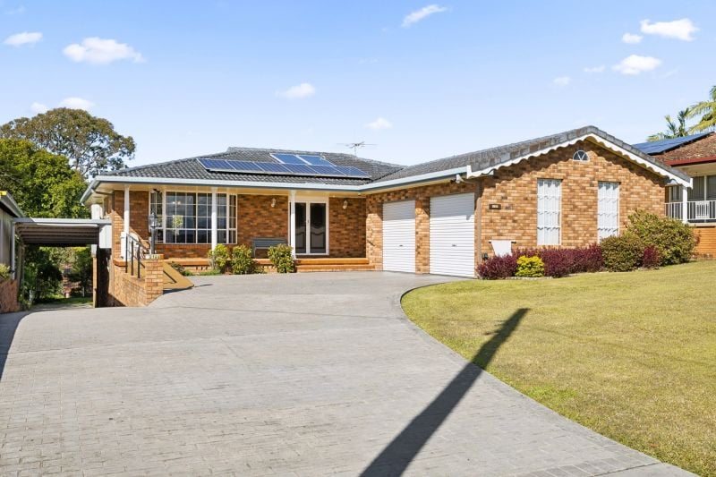Spacious Family Home with Mountain Views & Self-Contained Guest Accommodation