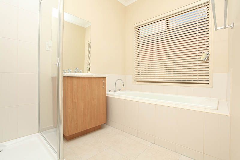 10 Gairdners Pass, Caroline Springs - Thumbnail 8