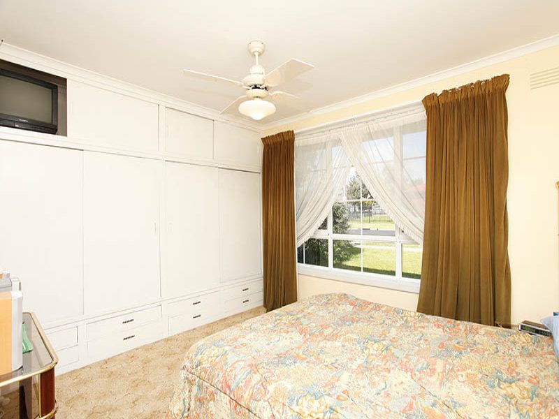 19 Ravenslea Crescent, Deer Park - Thumbnail 8