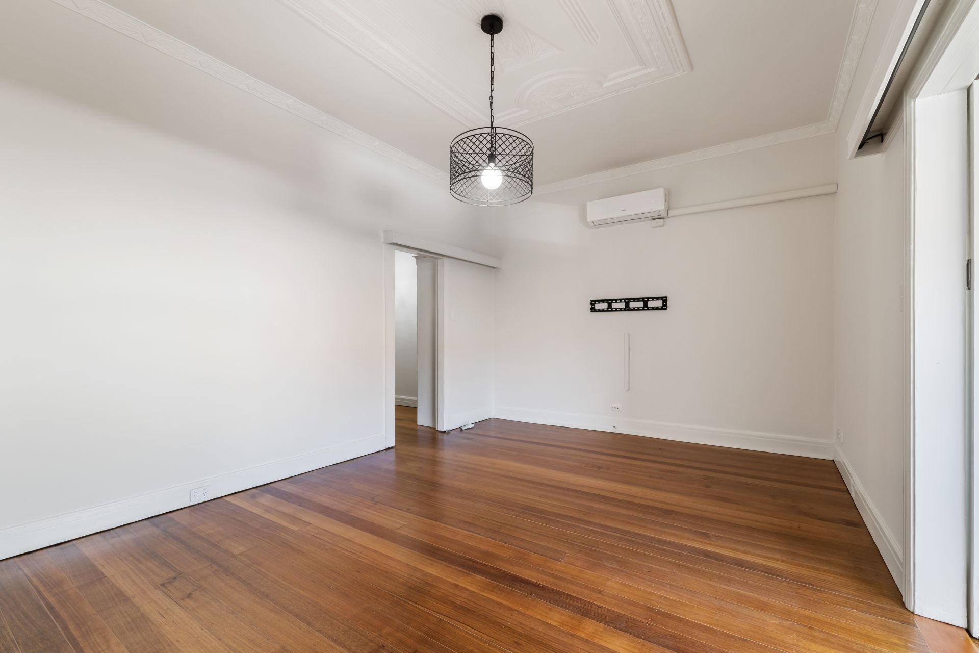 Large apartment in Ideal Locale - ENTRY VIA RUSSELL STREET (COBURG LEISURE CENTRE)