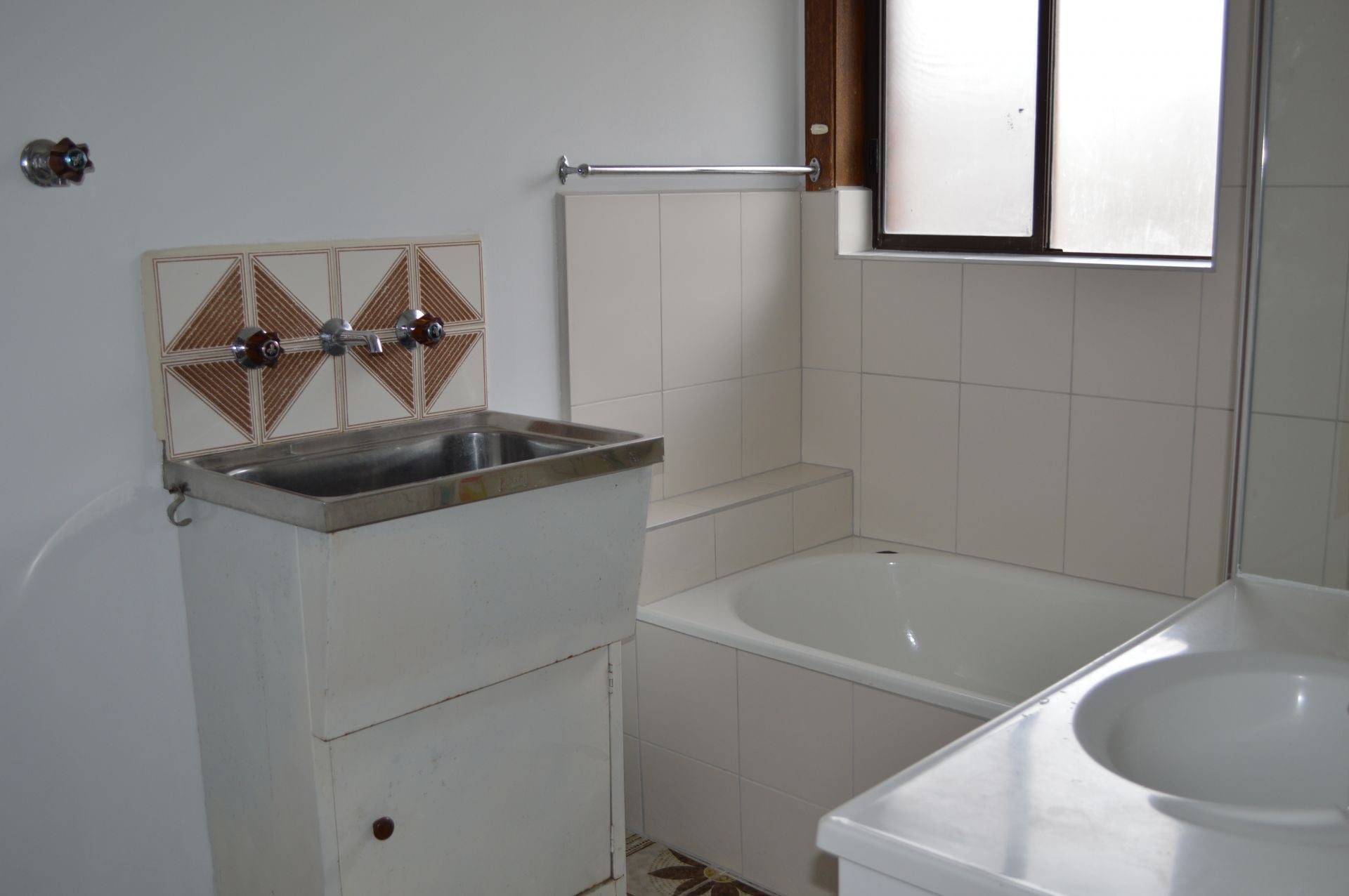 WALK EVERYWHERE  *** SIX MONTH LEASE ONLY ***   *Insp Wed 22nd Jan @ 4:20pm*