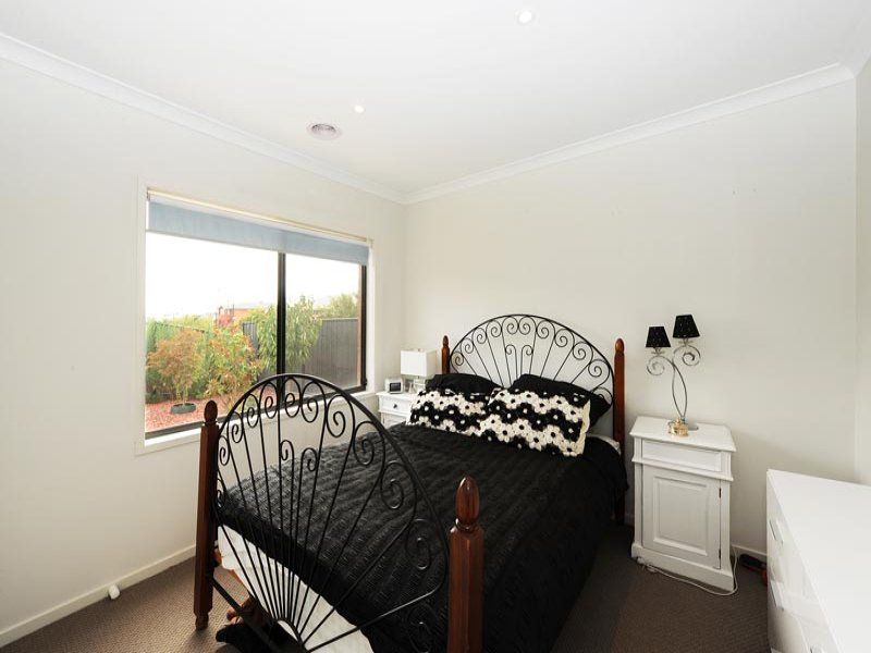 2 Brownlow Drive, Point Cook - Thumbnail 8