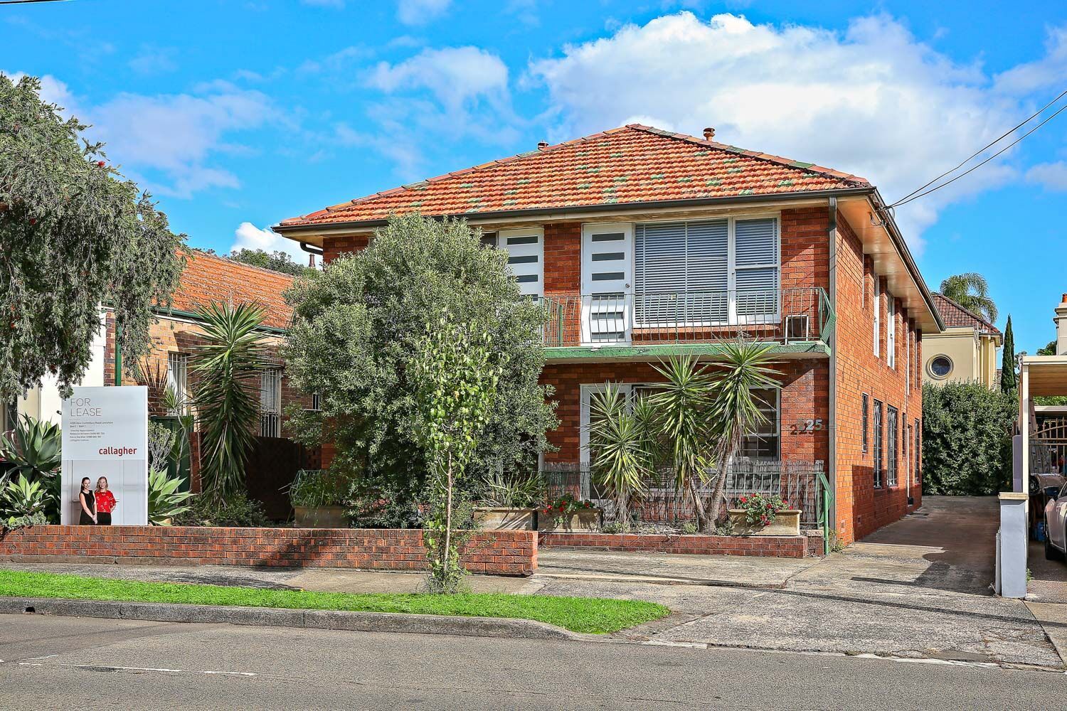 Light and Airy Renovated 2 Bedroom Unit