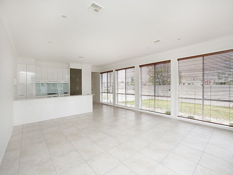 4 Signature Boulevard, Sanctuary Lakes - Thumbnail 3