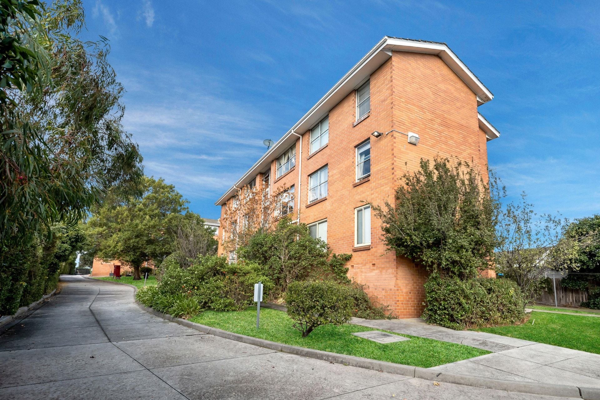 RENOVATED UNIT IN A GREAT LOCATION