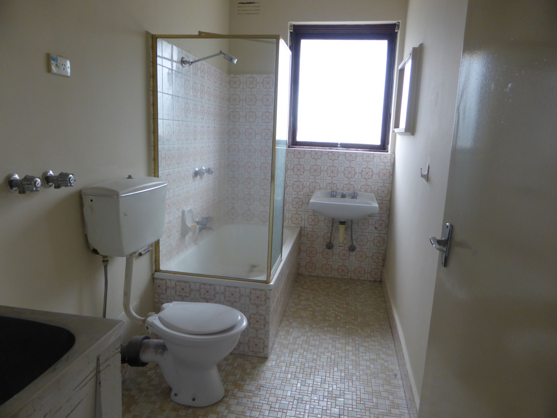 Affordable One Bedroom Unit Un Prize Location With Off-Street Parking