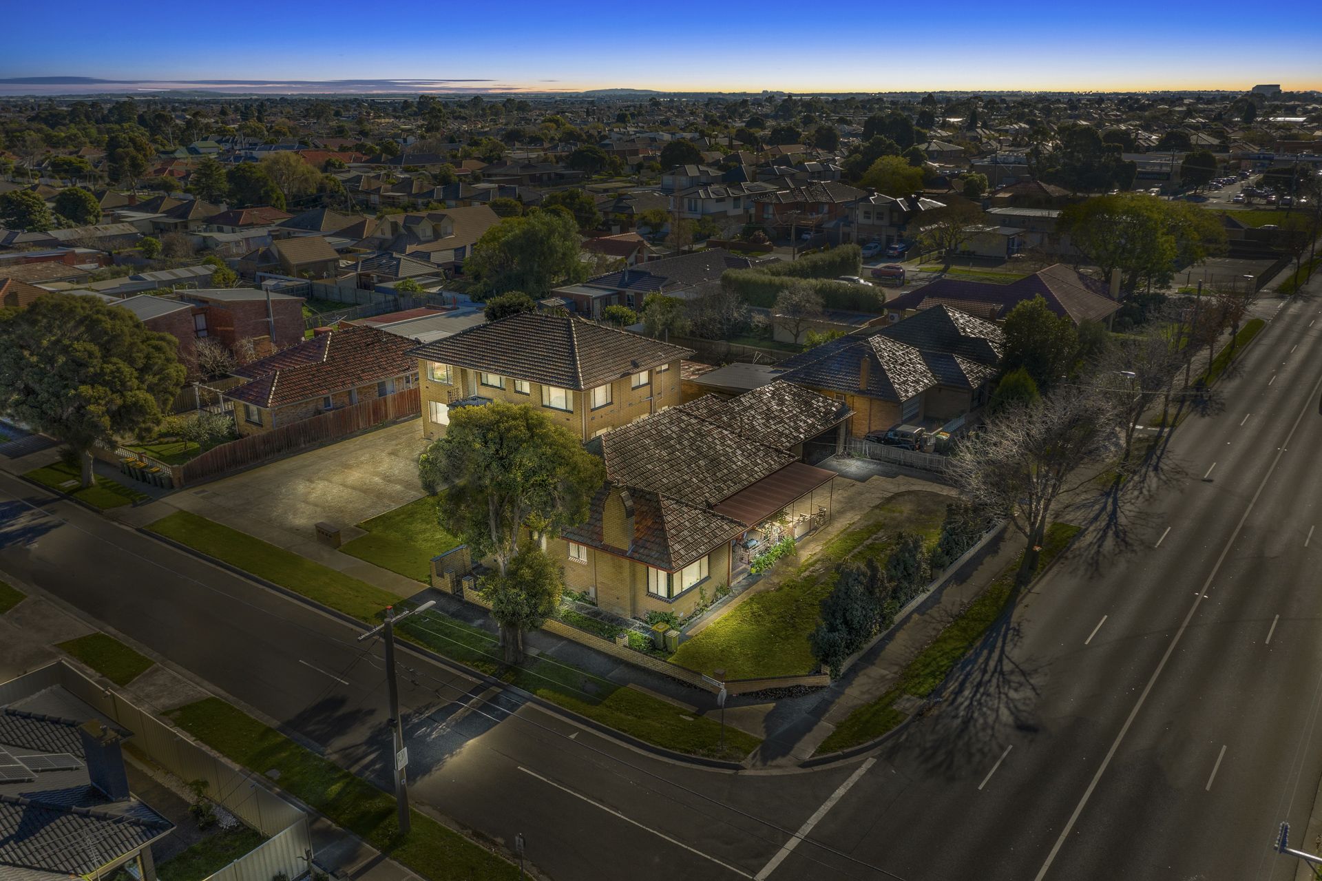 6 UNITS  - CORNER BLOCK APPROX 1110m2 LAND
CURRENTLY RETURNING APPROX $100,000 PER ANNUM.