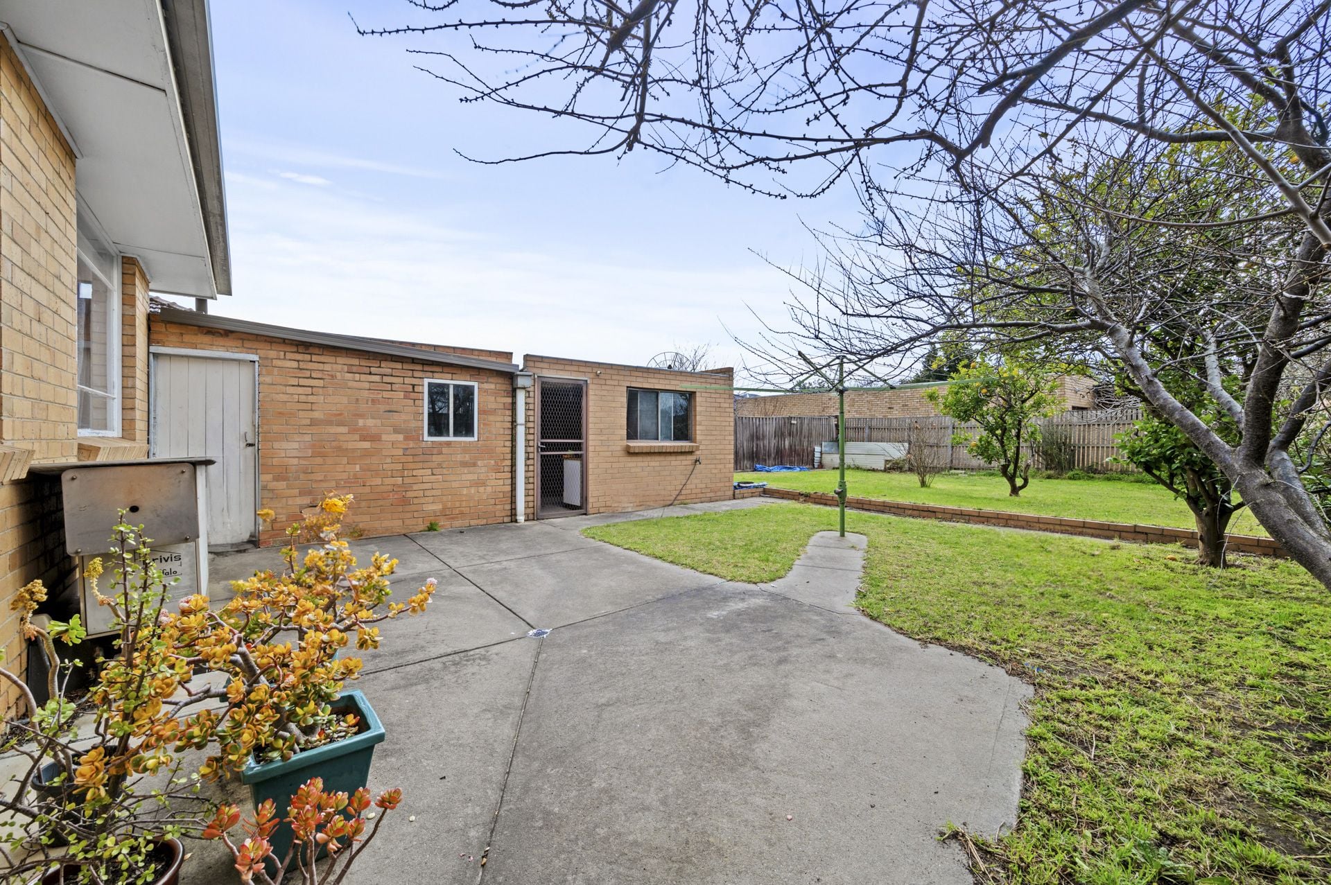 RENOVATED / WALK TO TRAIN