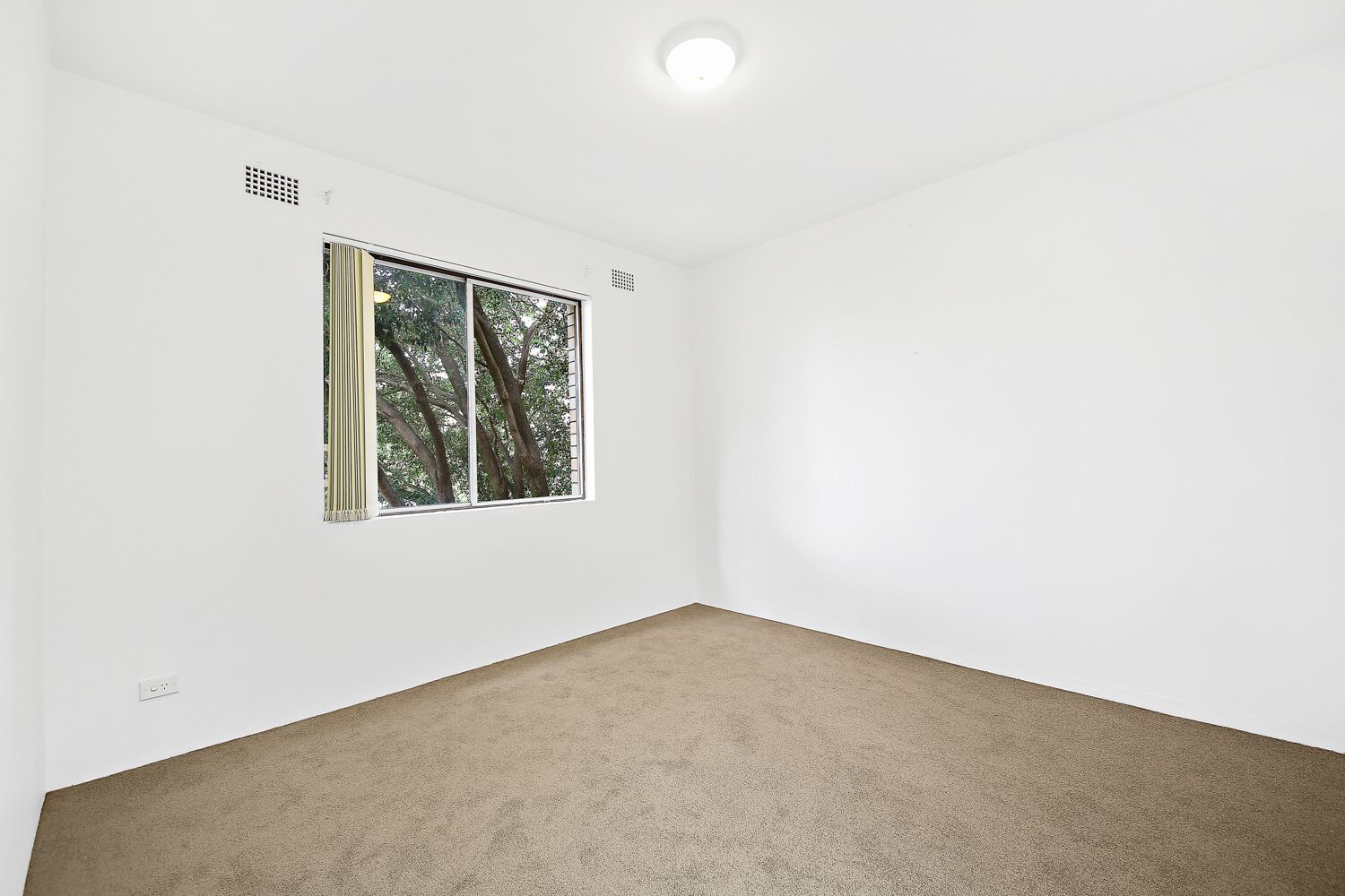 One Bedroom With Lock Up Garage