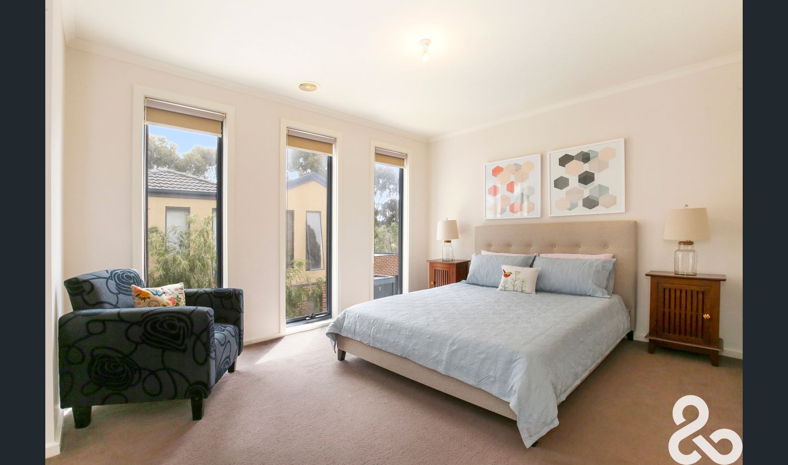 STYLISH TOWNHOUSE LIVING!