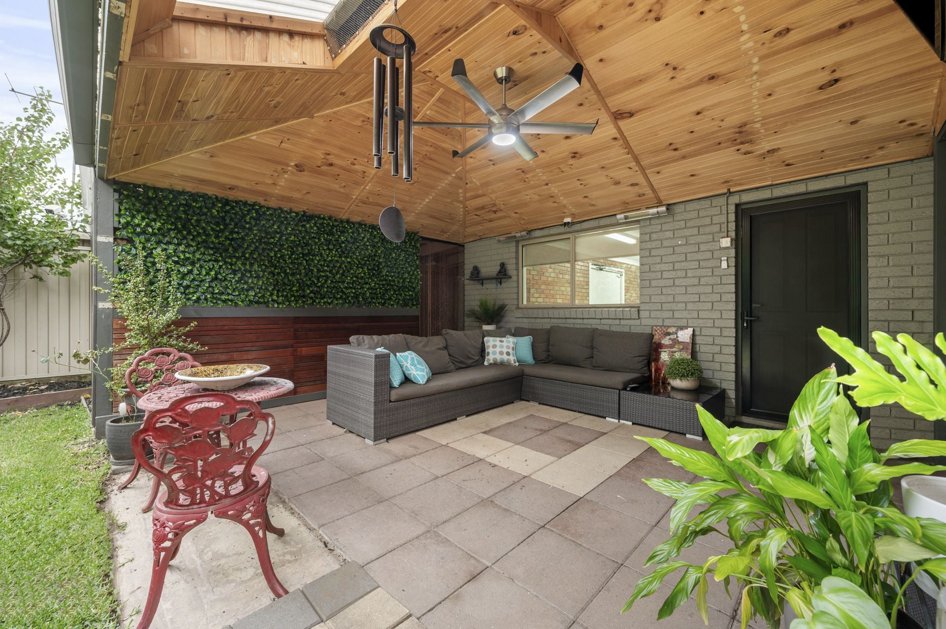 Luxury Living: Complete Salon Set-Up Included!