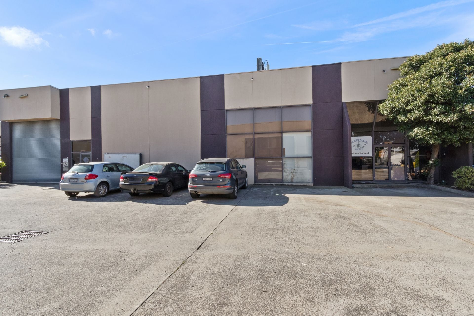 STREET FRONT WAREHOUSE IN THE HEART OF CAMPBELLFIELD