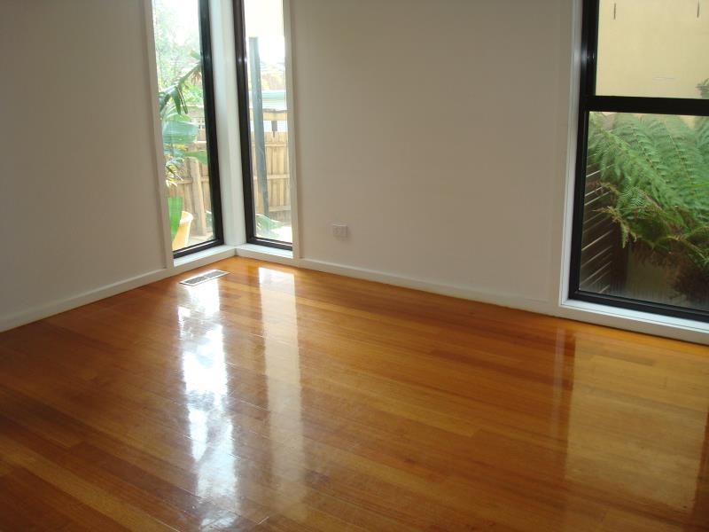 Spacious Contemporary Townhouse in Ivanhoe!