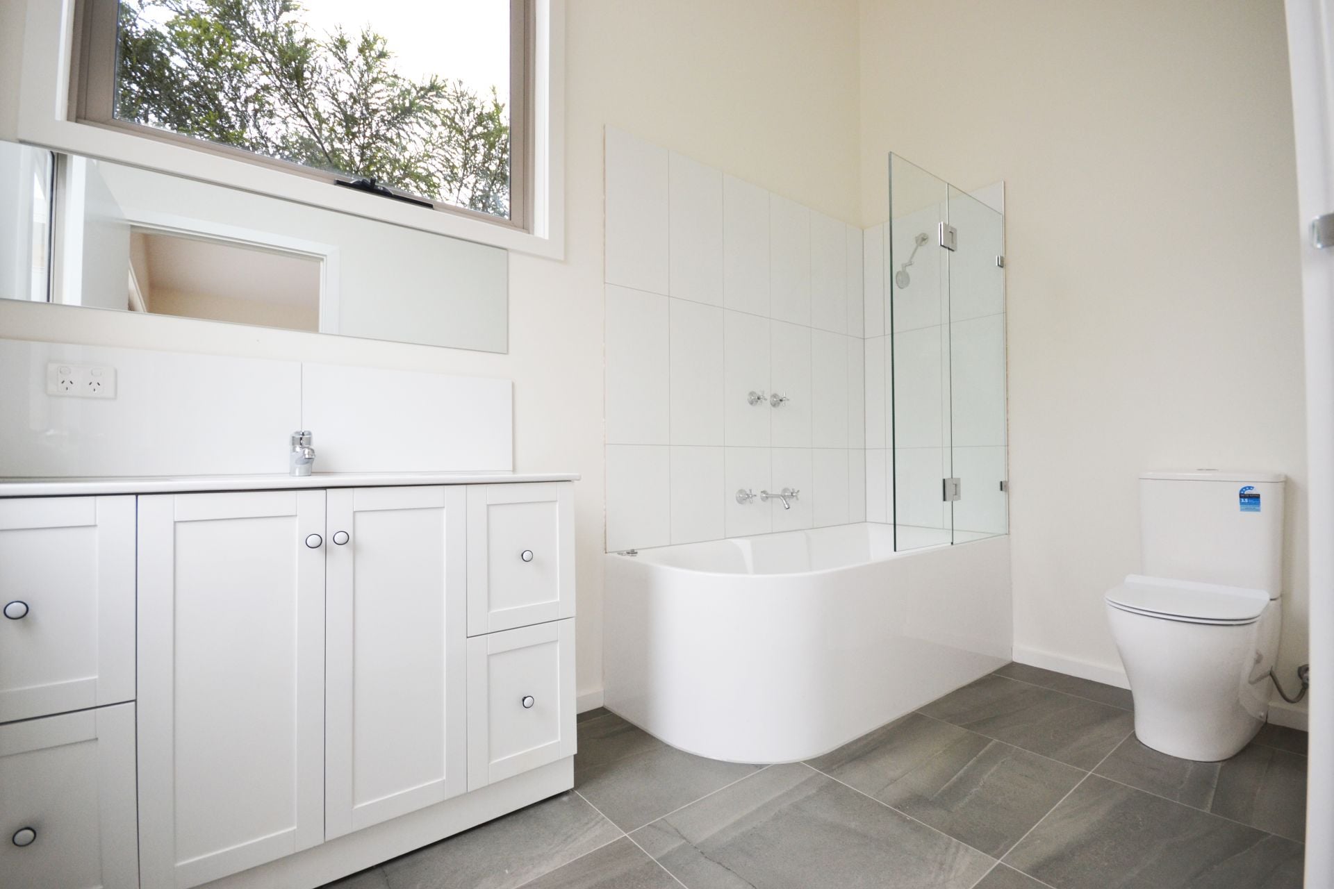 CONTEMPORARY LIVING & IN A FABULOUS LOCATION
