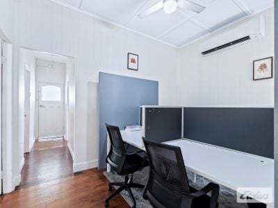 HIGH EXPOSURE FREESTANDER IN STONES CORNER!