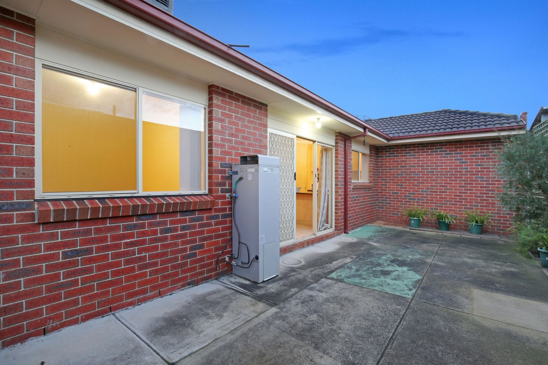 3 BEDROOM HOME LIKE UNIT. 
6-9 MONTH LEASE ONLY
