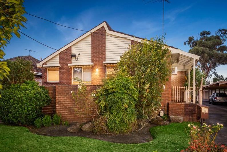 CUTE, COSY & WITH A PERFECT PARKSIDE POSITION