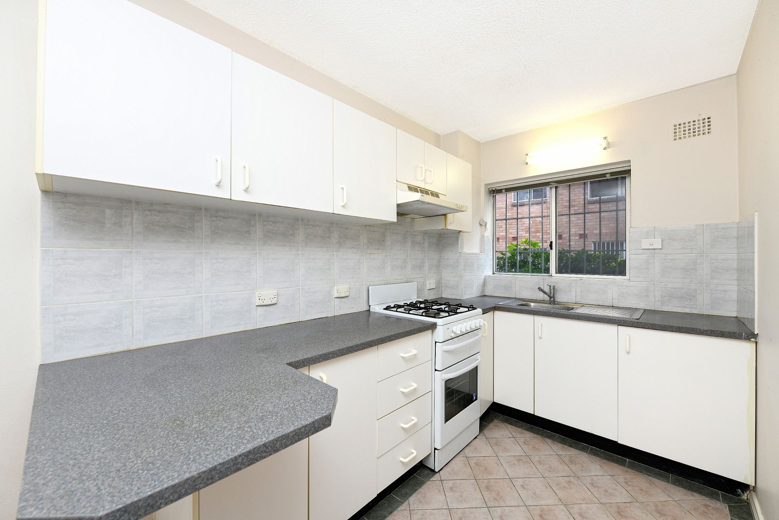 Real Estate For Lease 3/17 Mascot Drive Eastlakes , NSW