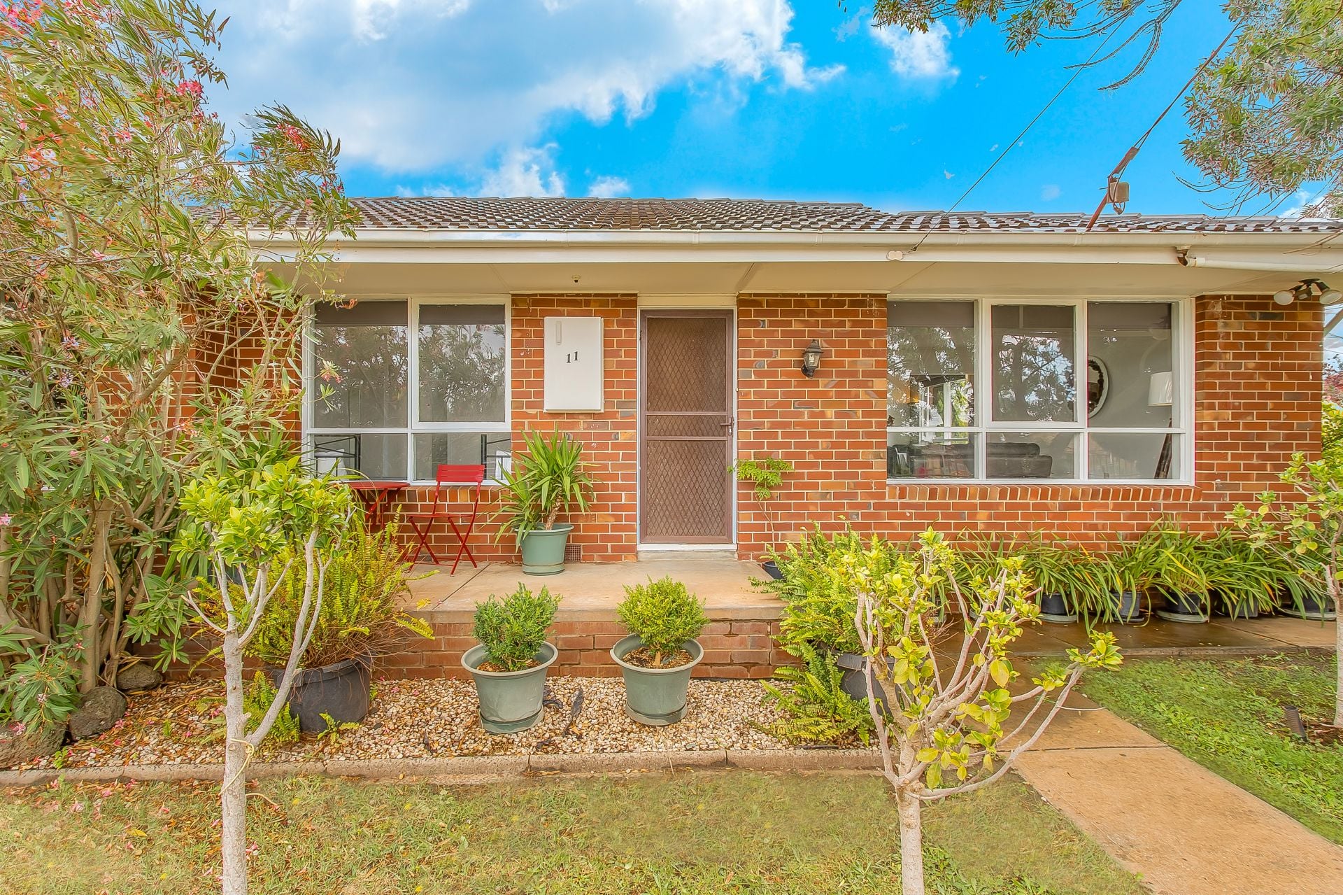 MODERN APPEAL – CORNER LOCATION