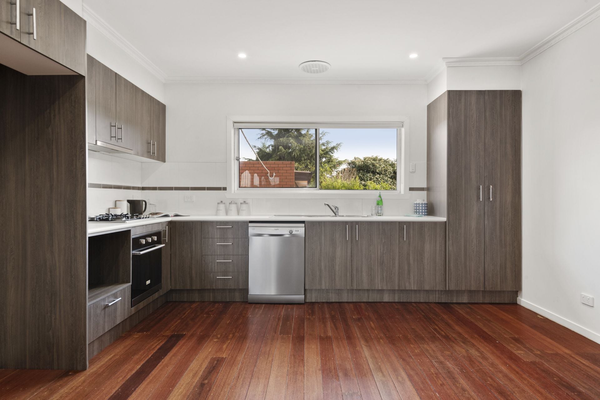 PERFECT FAMILY HOME - APPROX 635m2 LAND
