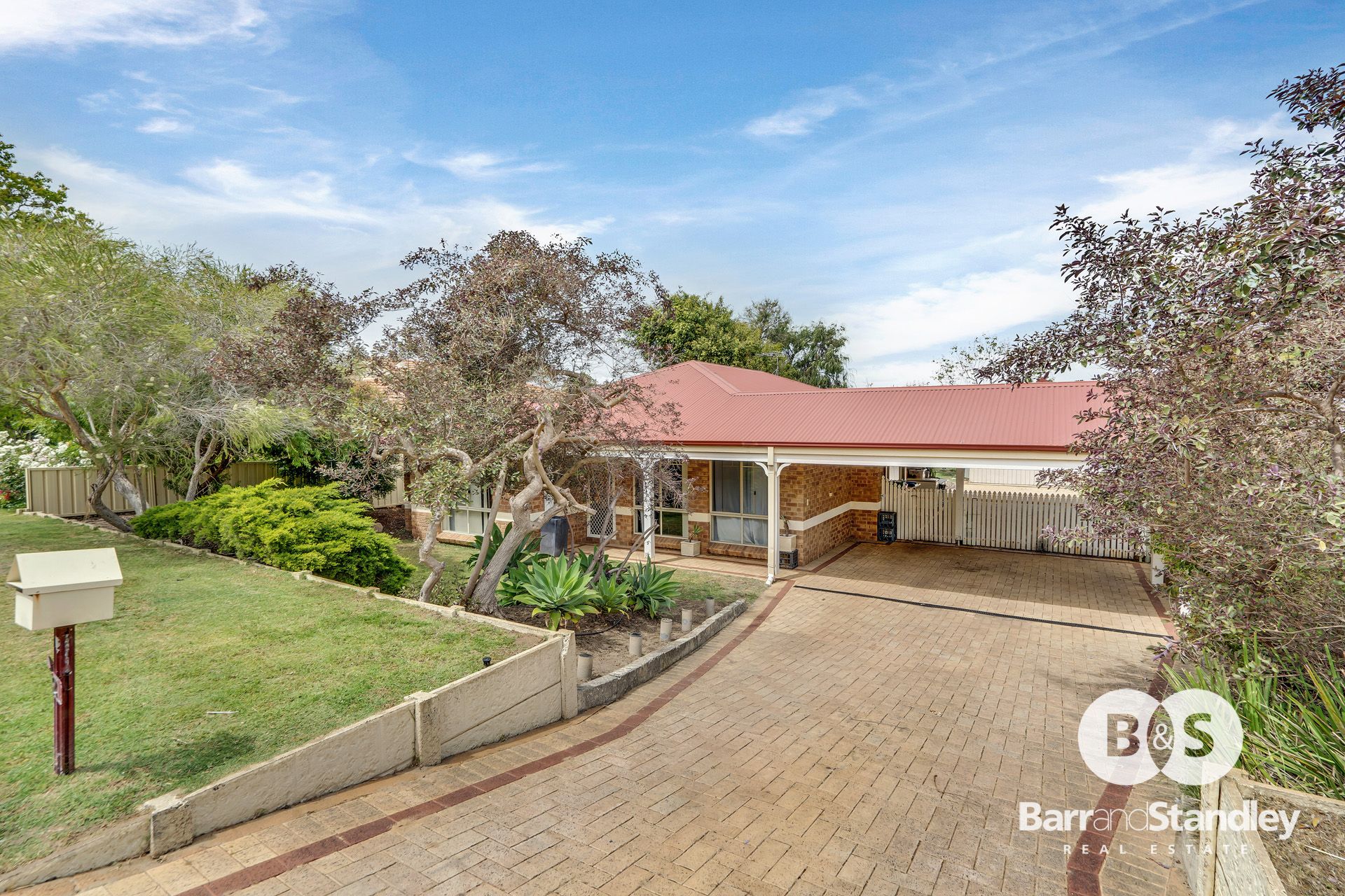 52 Winthrop Avenue, COLLEGE GROVE Barr and Standley Real Estate