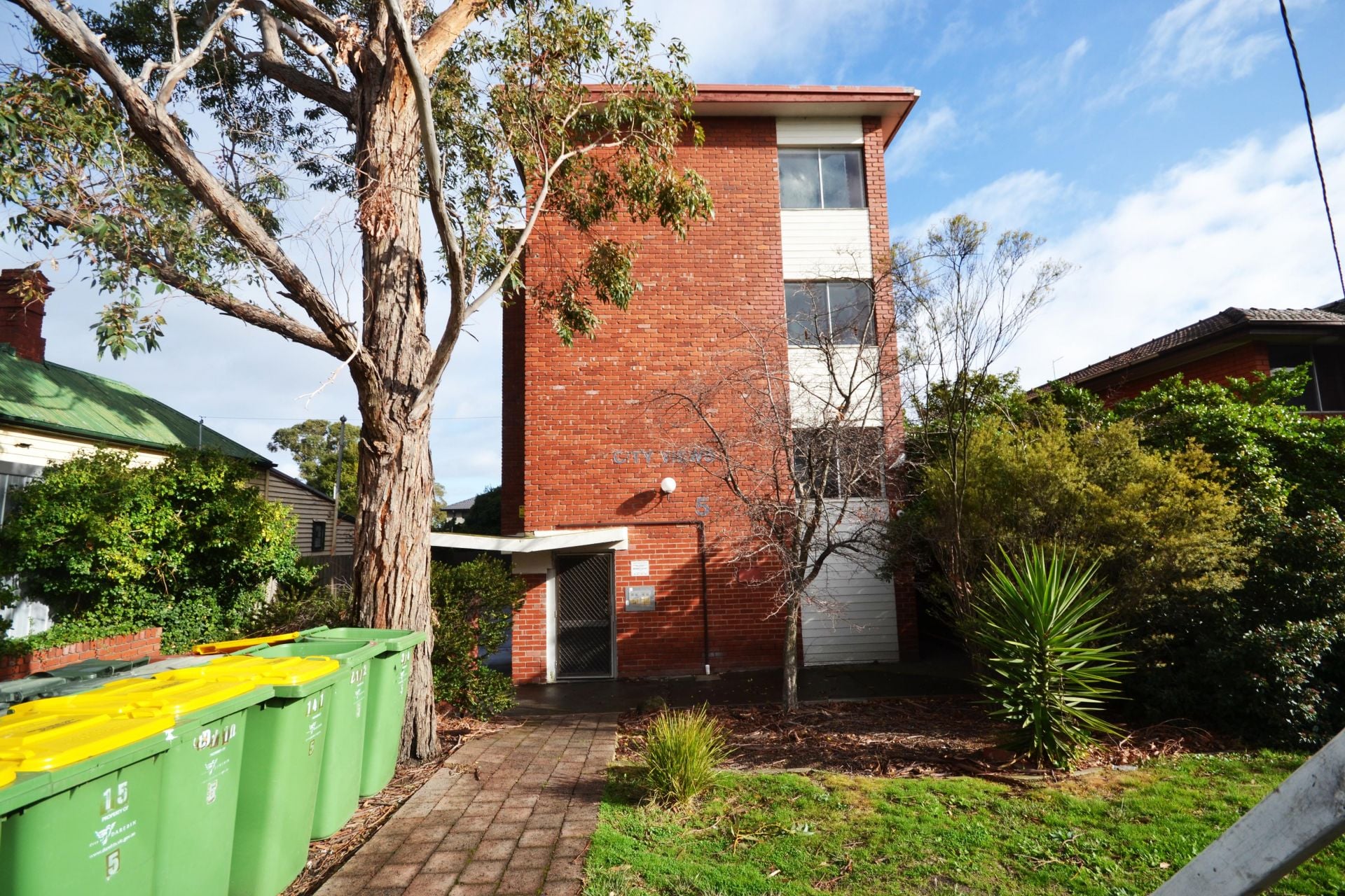 FULLY RENOVATED STUDIO - GREAT LOCATION!