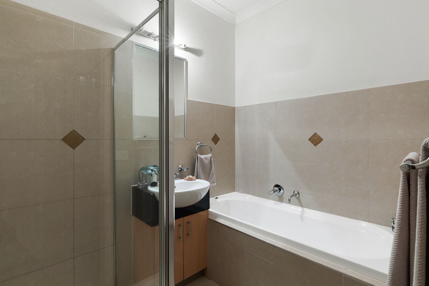 North Facing Spacious Apartment in Central Ivanhoe