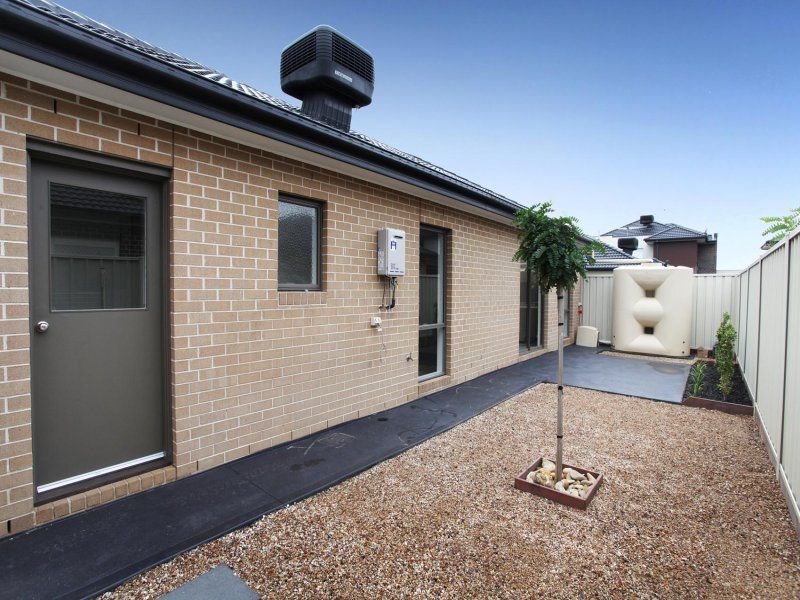 6 Fetcham Lane, Caroline Springs - Thumbnail 8
