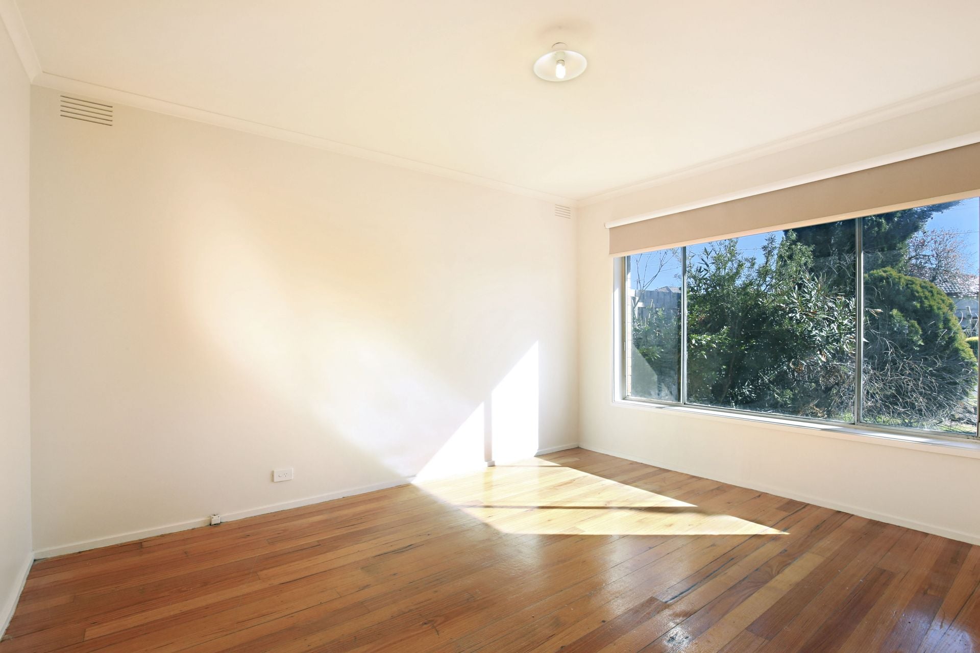 MINUTES TO ALL AMENITIES!