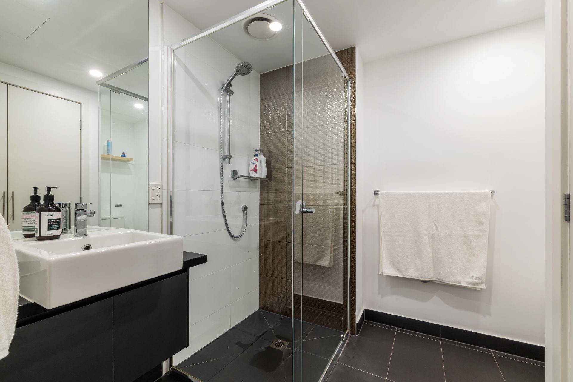 Spacious Bright 2 Bedroom Apartment