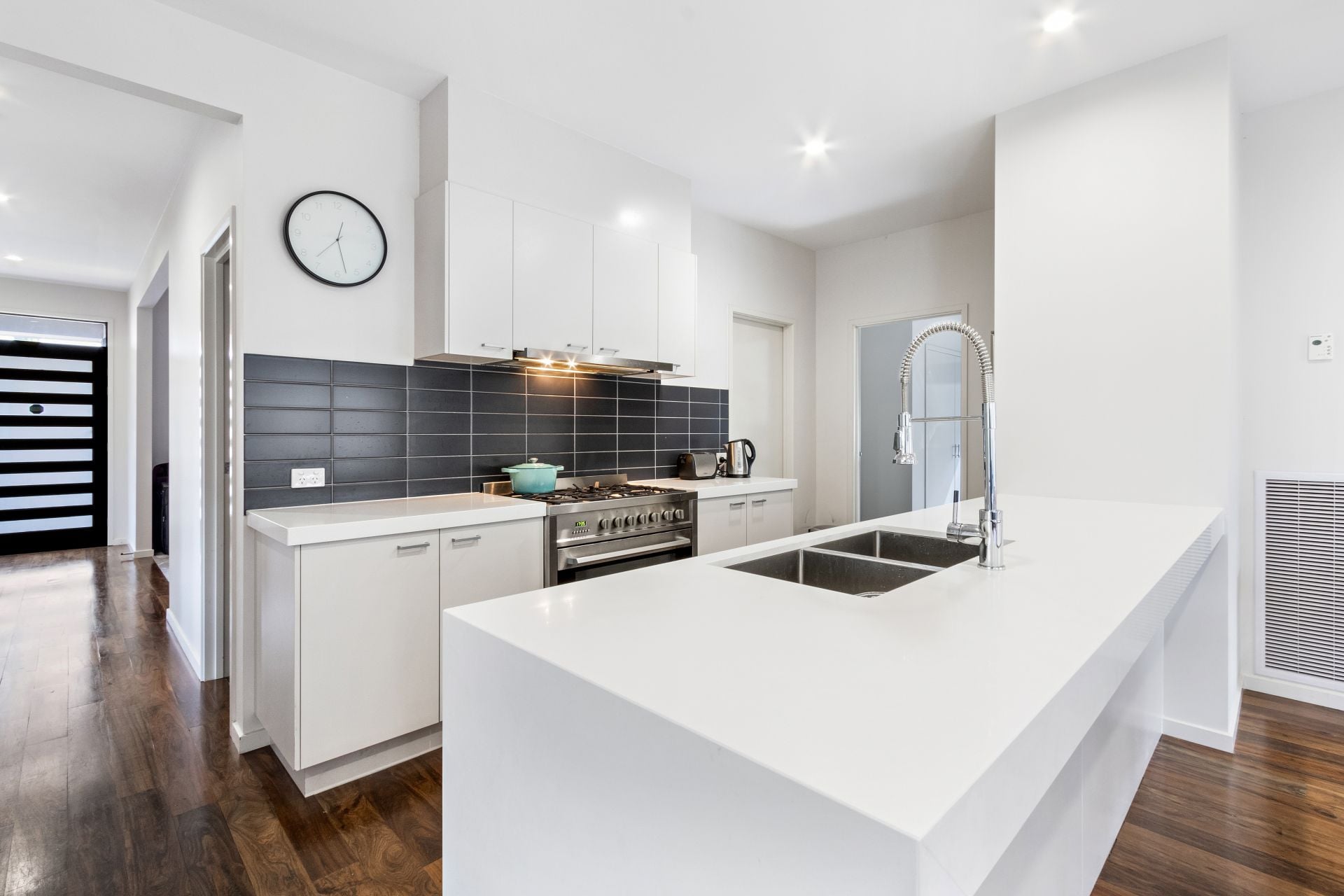 WHEN SIZE, STYLE & LOCATION REALLY MATTER & FULLY FURNISHED