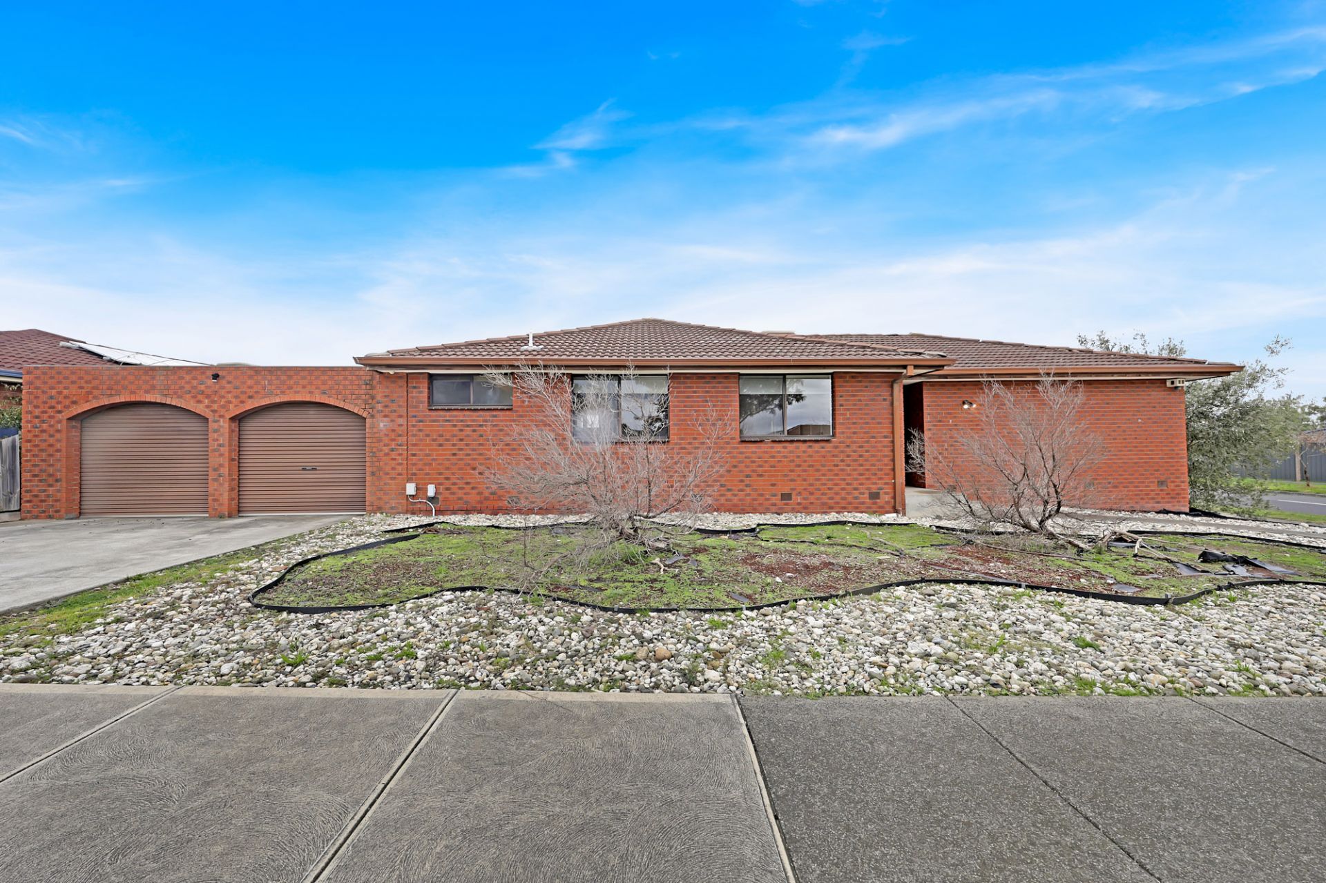 3 BEDROOM HOME IN THE HEART OF MILL PARK !!!
