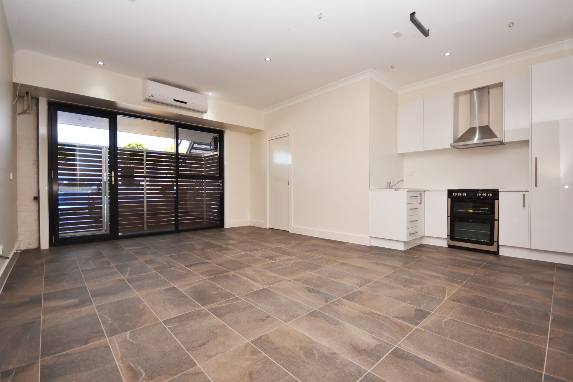 CONTEMPORARY LIVING & FABULOUS LOCATION