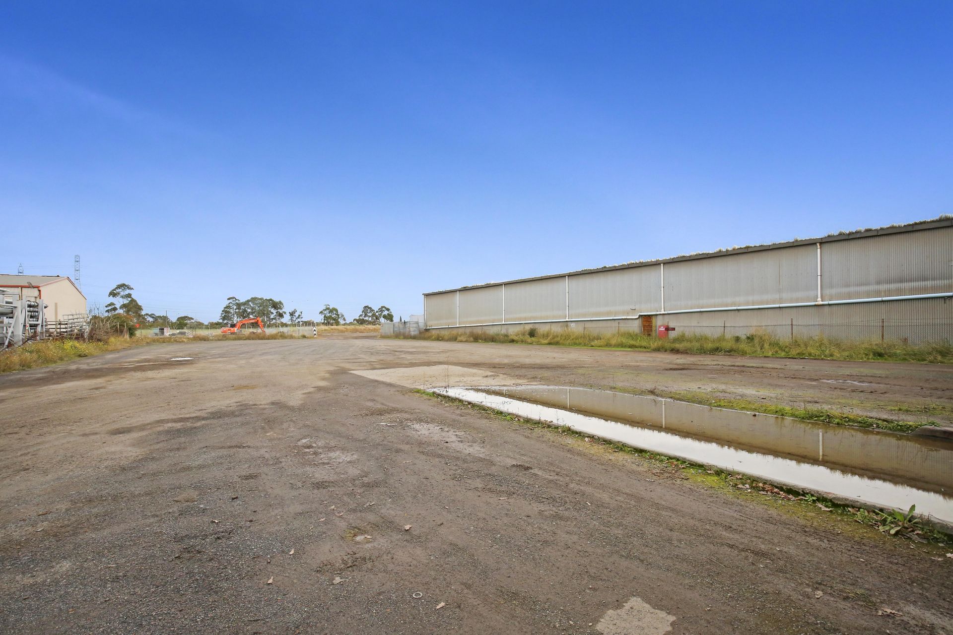 HUGE 23,000 SQM SITE 
OCCUPY OR DEVELOP