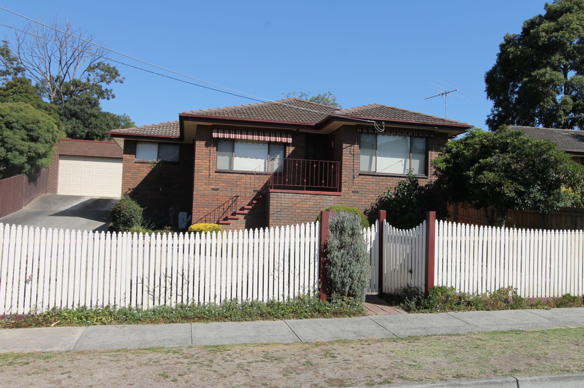 GREAT LOCATION, GARDEN MAINTENANCE INCLUDED!