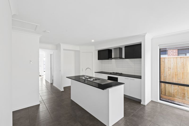 15 Lance Terrace, Cranbourne East