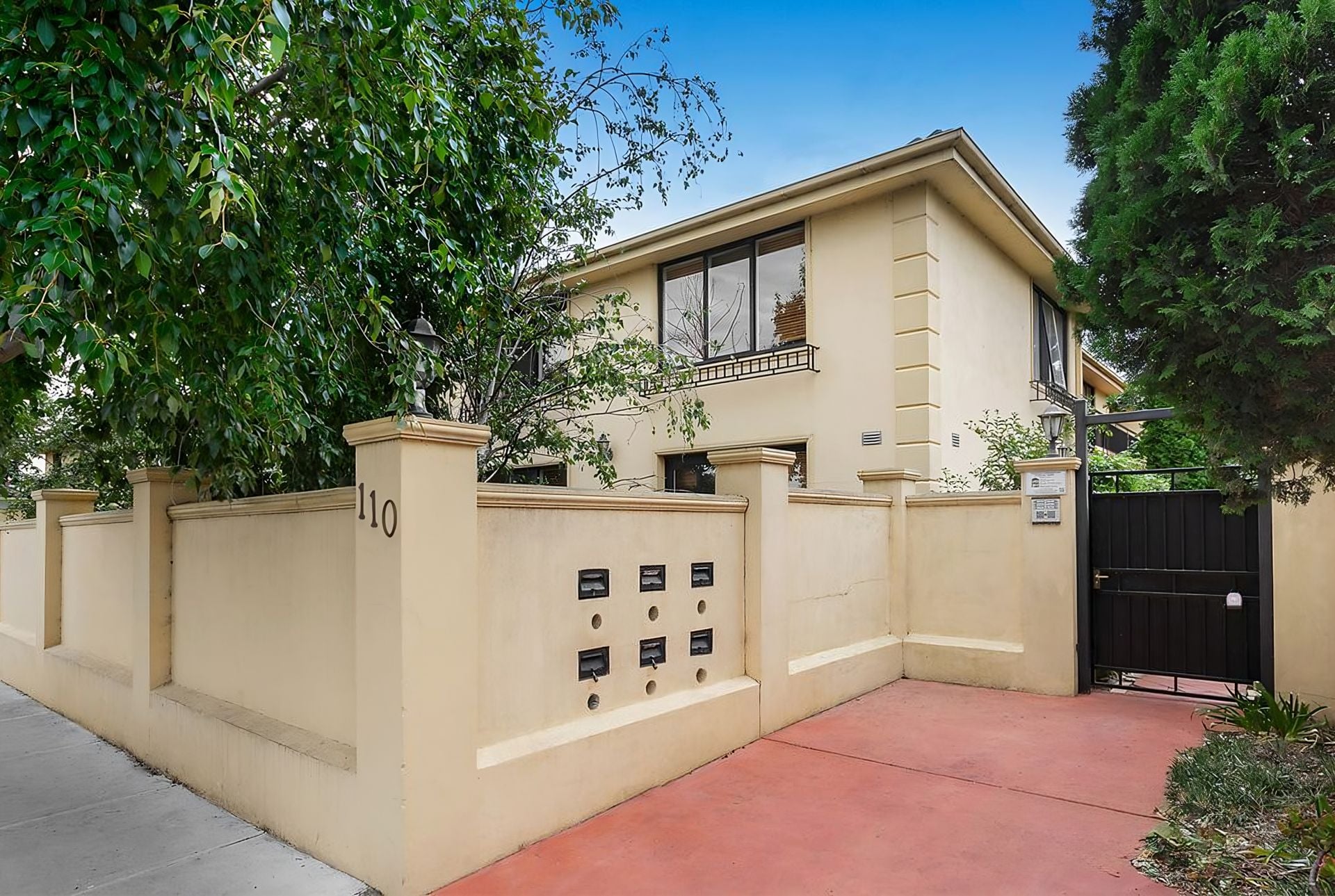 Thornbury Two Bedroom with a Private Courtyard
