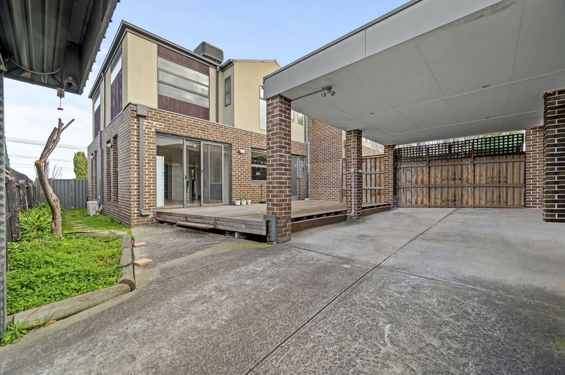 CONTEMPORARY LIVING IN A GREAT LOCATION